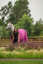 Velder Horsewear Premium Showdecke Satin Glow Dutch Raspberry Velder Horsewear Premium Showdecke Satin Glow Dutch Raspberry