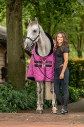 Velder Horsewear Premium Showdecke Satin Glow Dutch Raspberry Velder Horsewear Premium Showdecke Satin Glow Dutch Raspberry