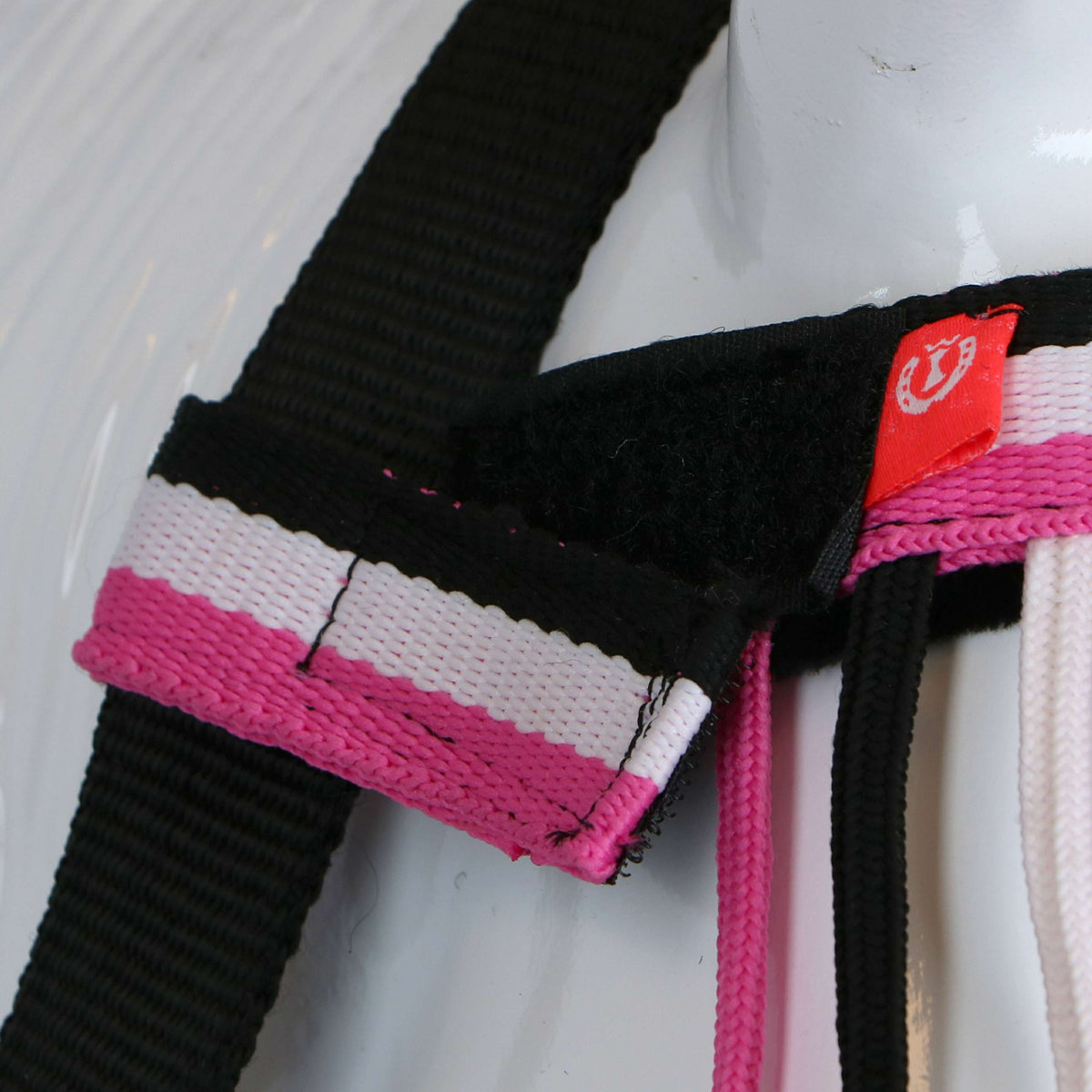 Imperial Riding Fliegenstirnband Nylon mit Klettverschluss Neon Pink