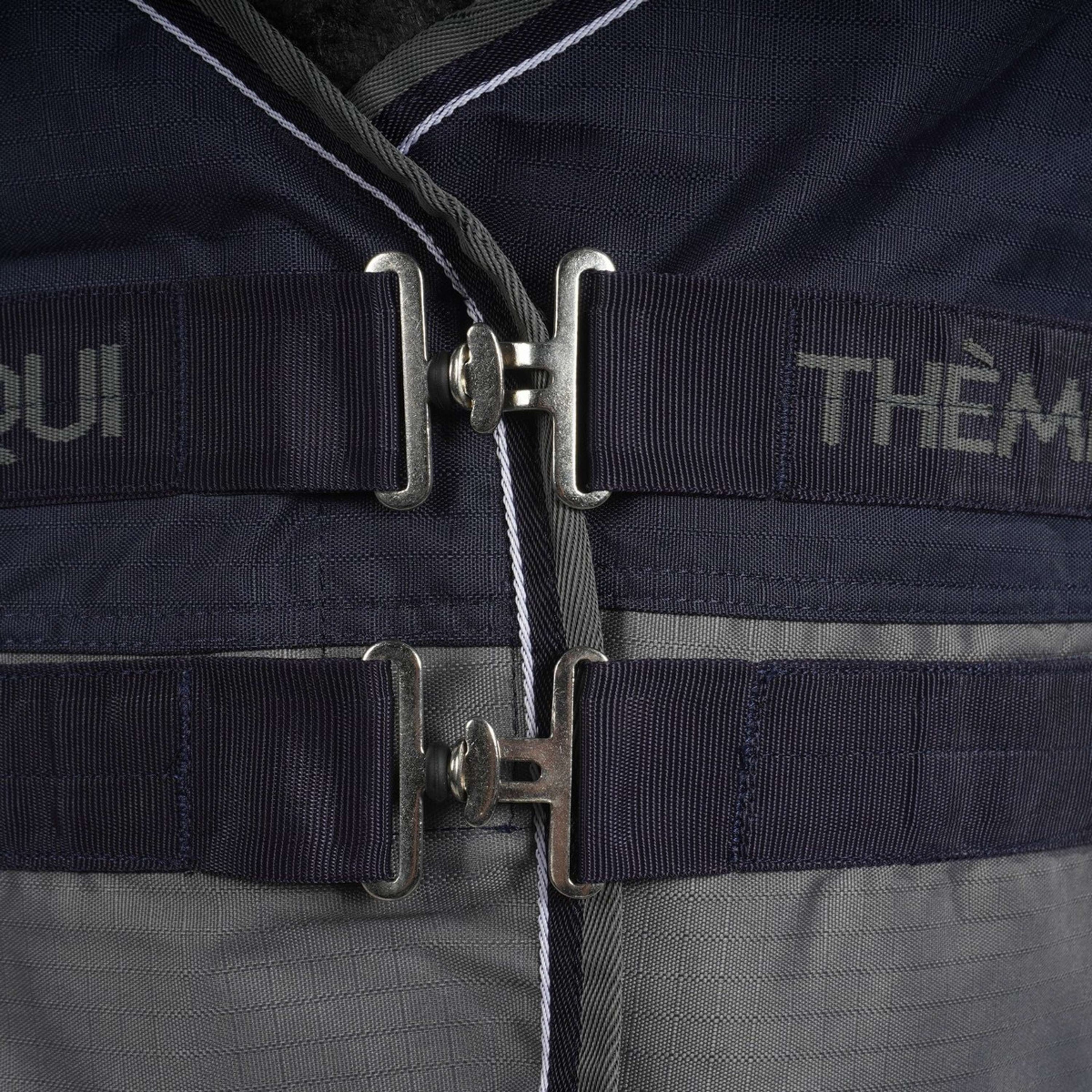 EQUITHÈME Tyrex mit Bauchlatz 600D 300g Navy/Grau Dots EQUITHÈME Tyrex mit Bauchlatz 600D 300g Navy/Grau Dots