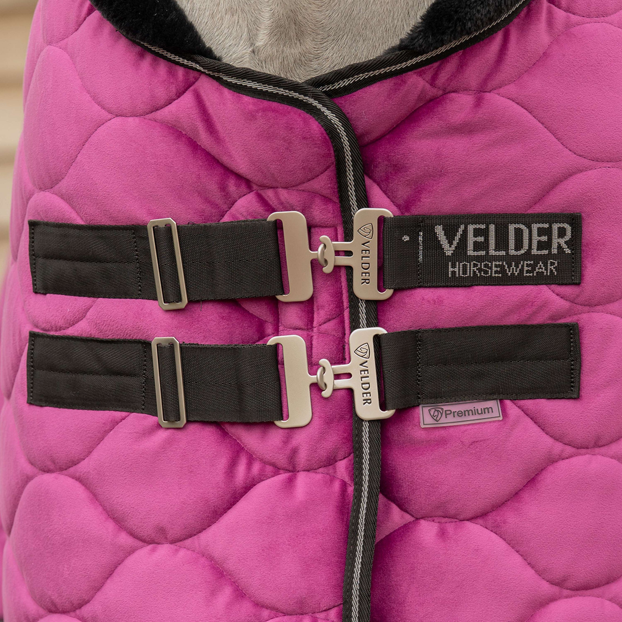 Velder Horsewear Premium Showdecke Satin Glow Dutch Raspberry Velder Horsewear Premium Showdecke Satin Glow Dutch Raspberry