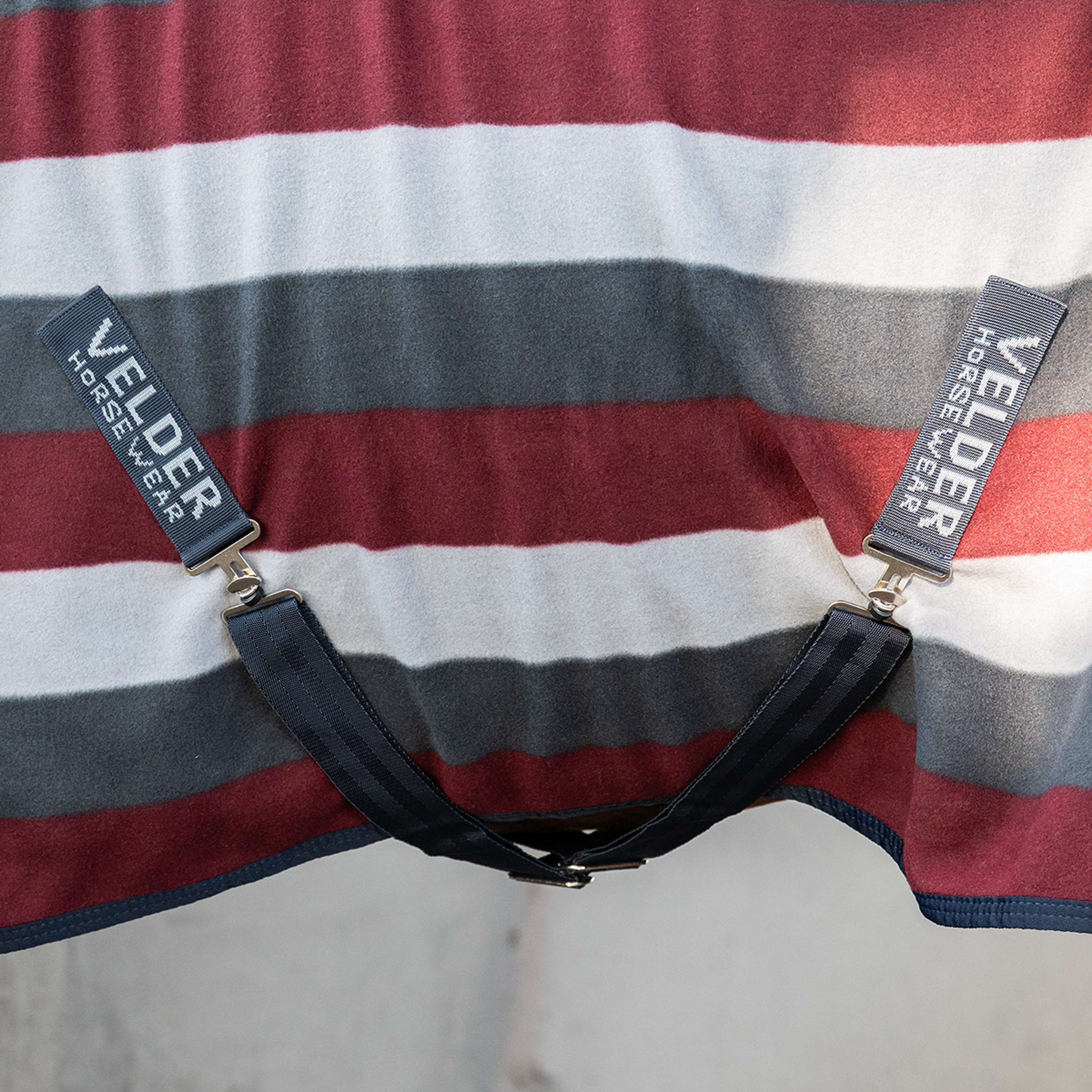 Velder Horsewear Essentials Fleecedecke Polar Stripes Grau/Bordeaux