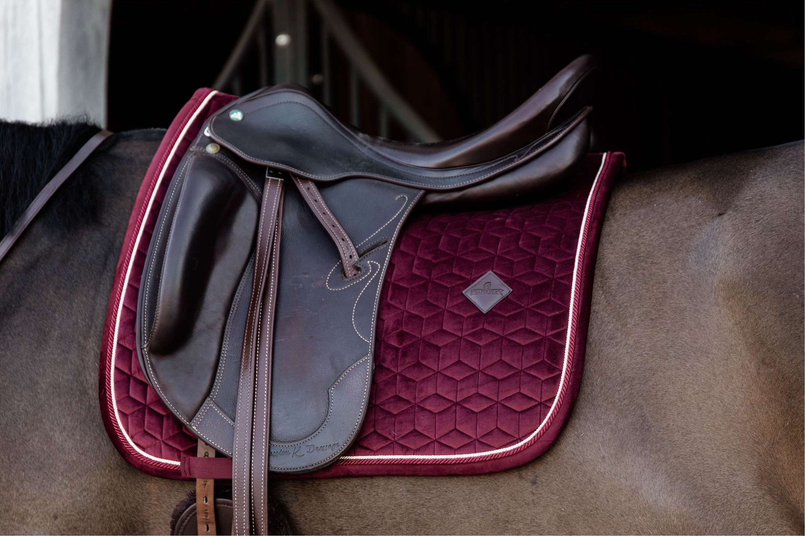 Kentucky Schabracke Velvet Dressur Bordeaux Kentucky Schabracke Velvet Dressur Bordeaux