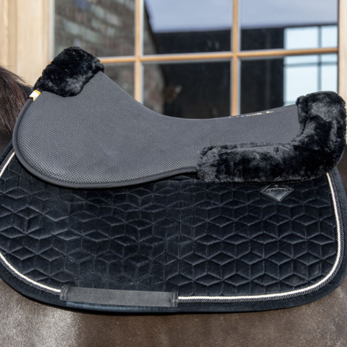 Kentucky Sattelunterleger Halfpad Anatomic Absorb Sheepskin Schwarz