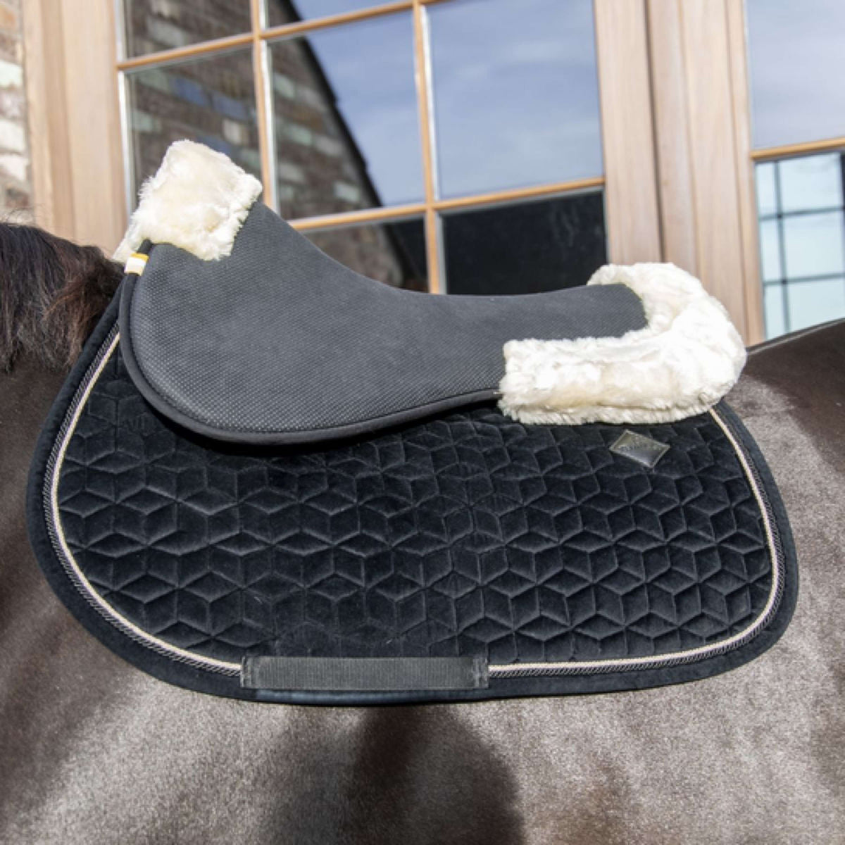 Kentucky Sattelunterleger Halfpad Anatomic Absorb Sheepskin Schwarz/Natur