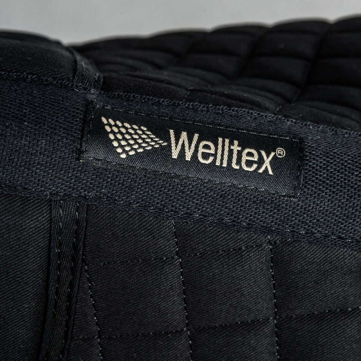 Back on Track Schabracke No. III Dressur Schwarz