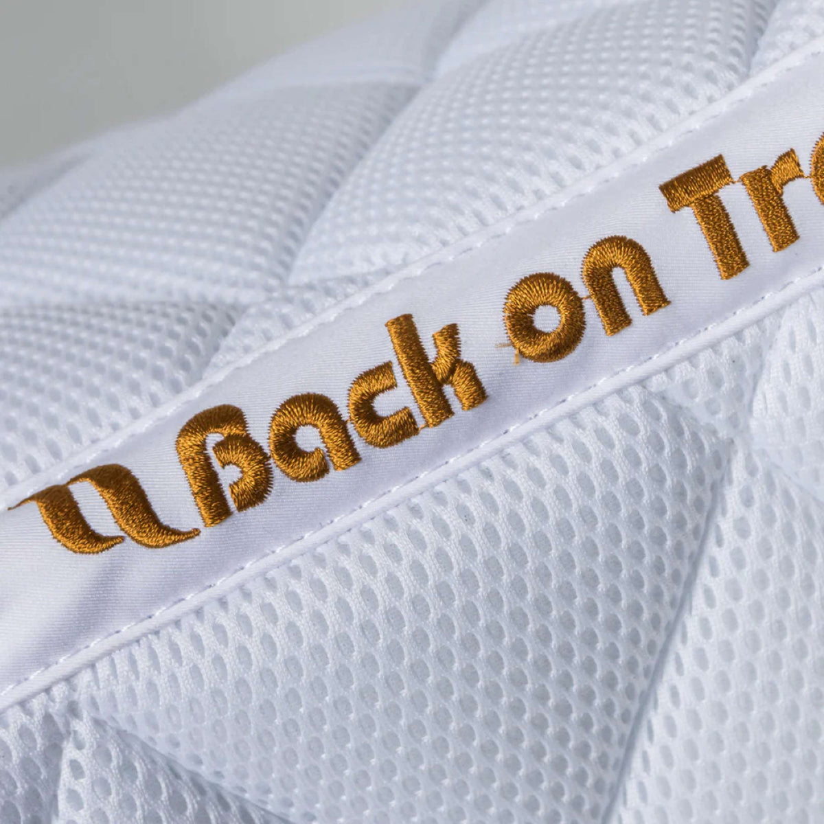 Back on Track Schabracke Airflow Dressur Weiß