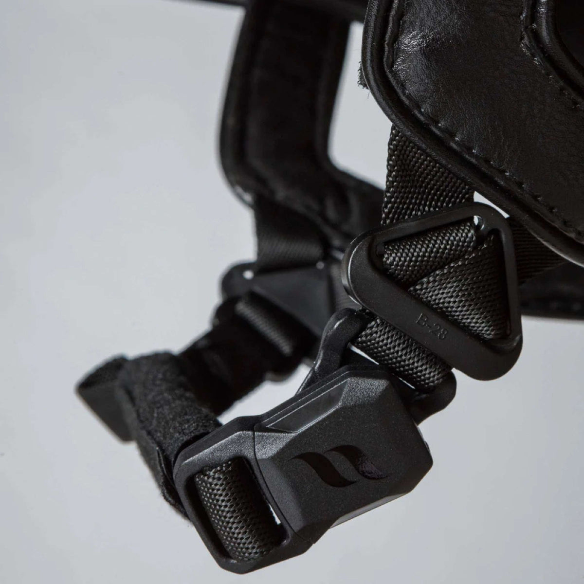 Back on Track Reithelm Caracas Schwarz