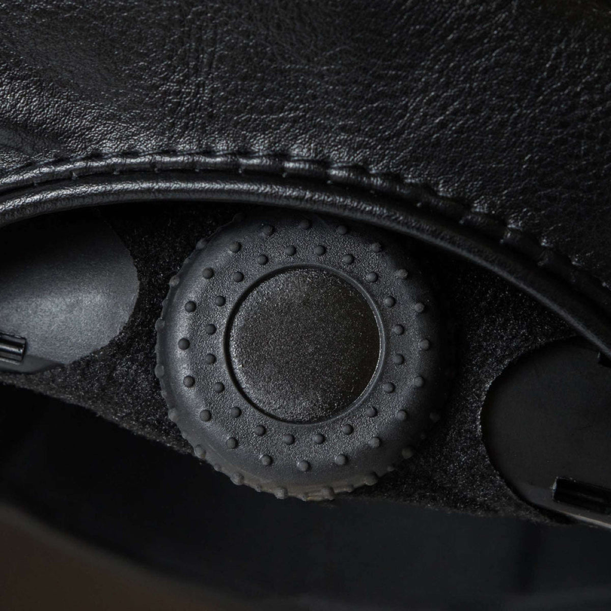 Back on Track Reithelm Caracas Schwarz