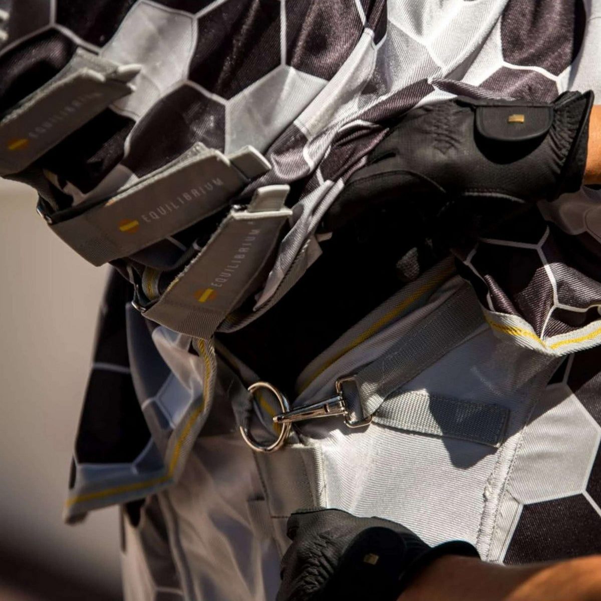 Equilibrium Fliegendecke Field Relief Grau