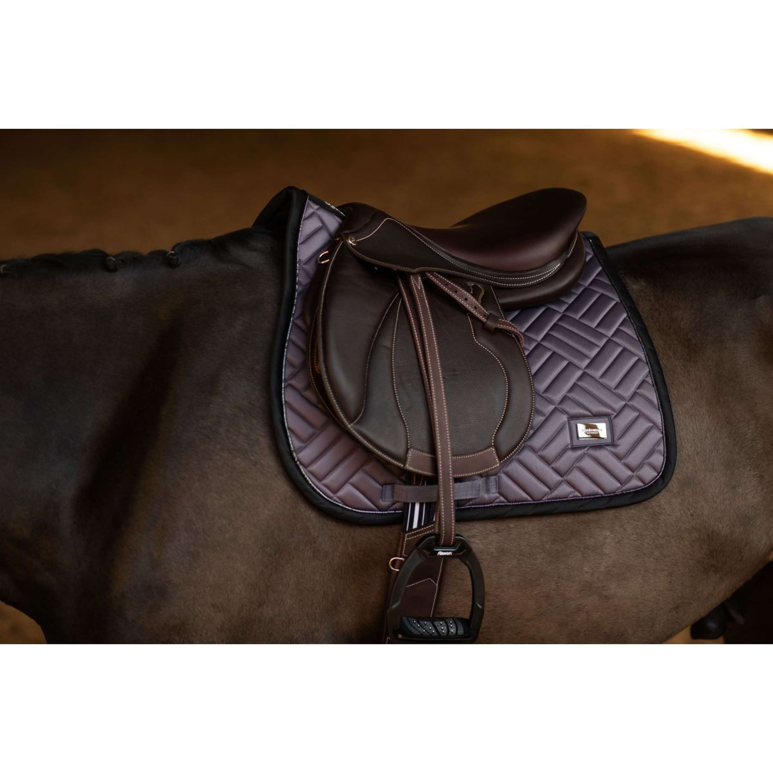 Equestrian Stockholm Schabracke Modern Springen Dark Violet Equestrian Stockholm Schabracke Modern Springen Dark Violet