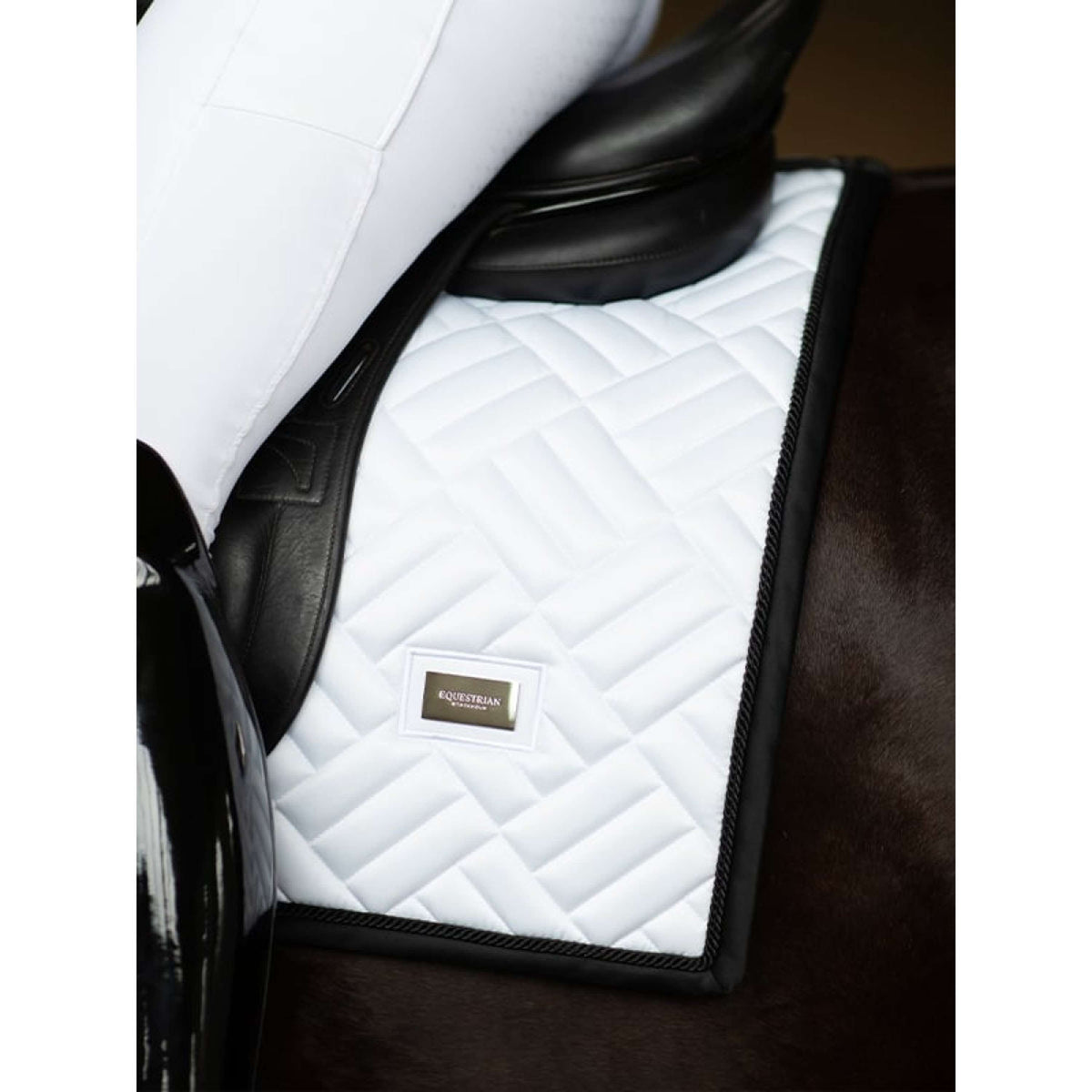 Equestrian Stockholm Schabracke Modern Dressur Weiß/Schwarz