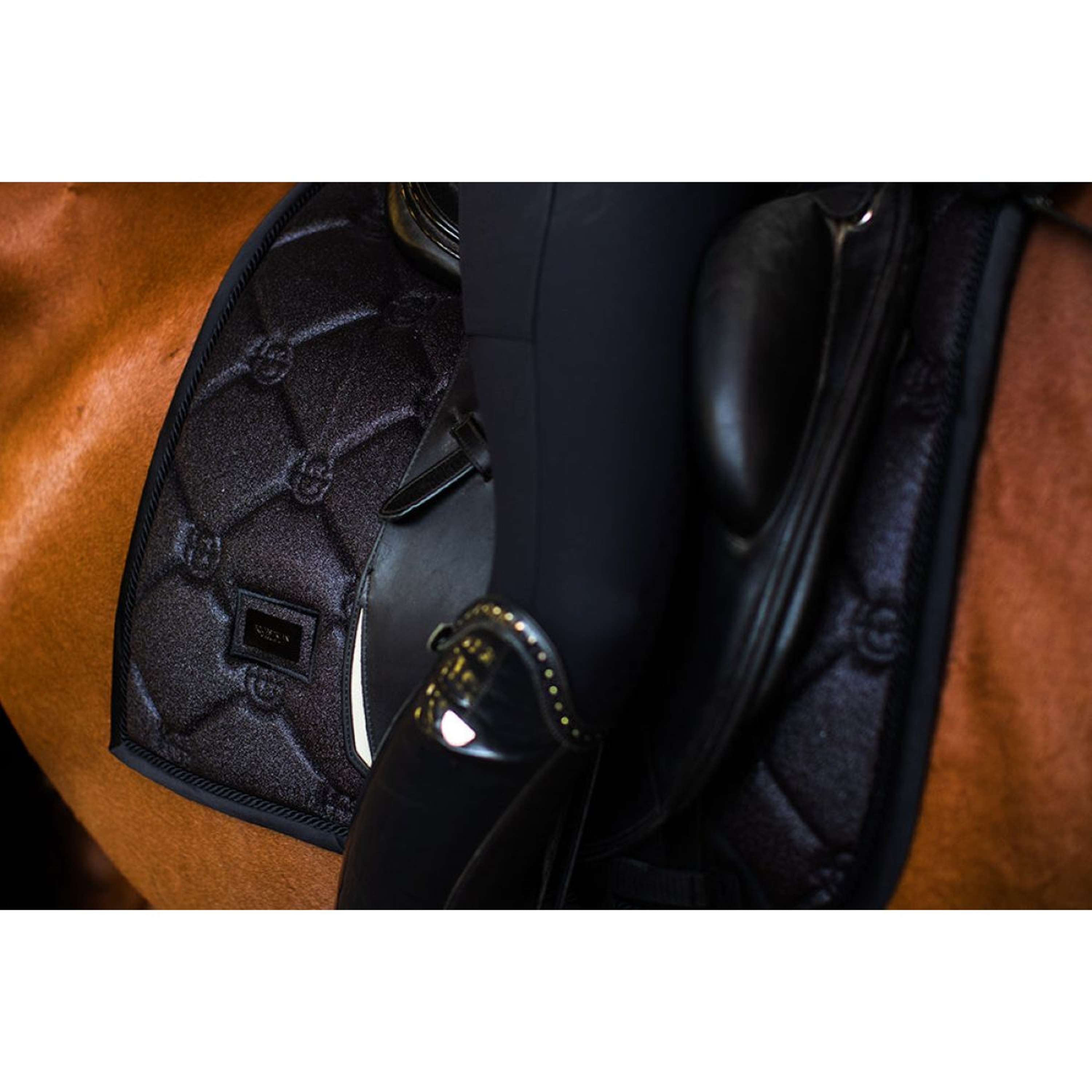 Equestrian Stockholm Schabracke Dressur All Black Glimmer