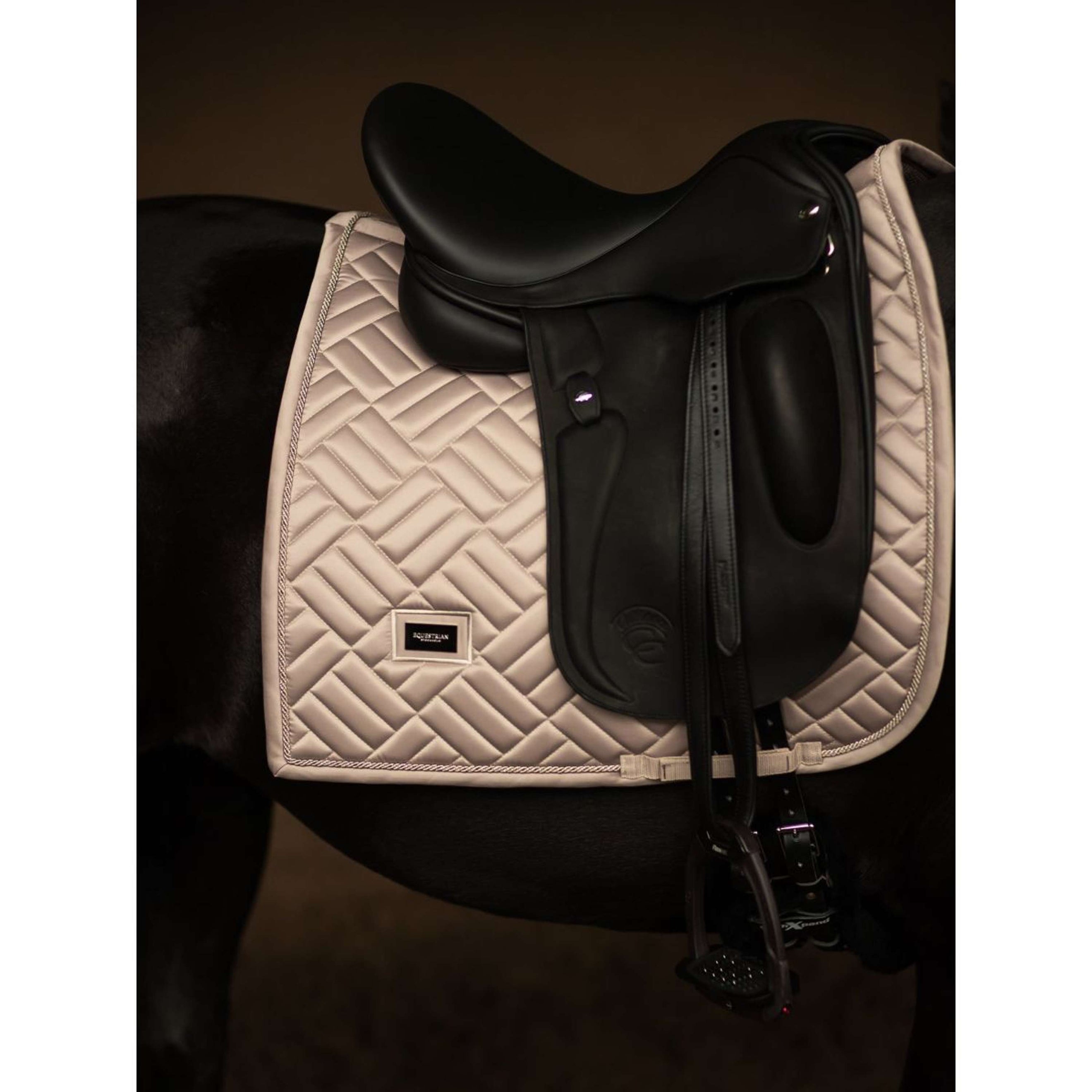 Equestrian Stockholm Schabracke Modern Dressur Sand Equestrian Stockholm Schabracke Modern Dressur Sand