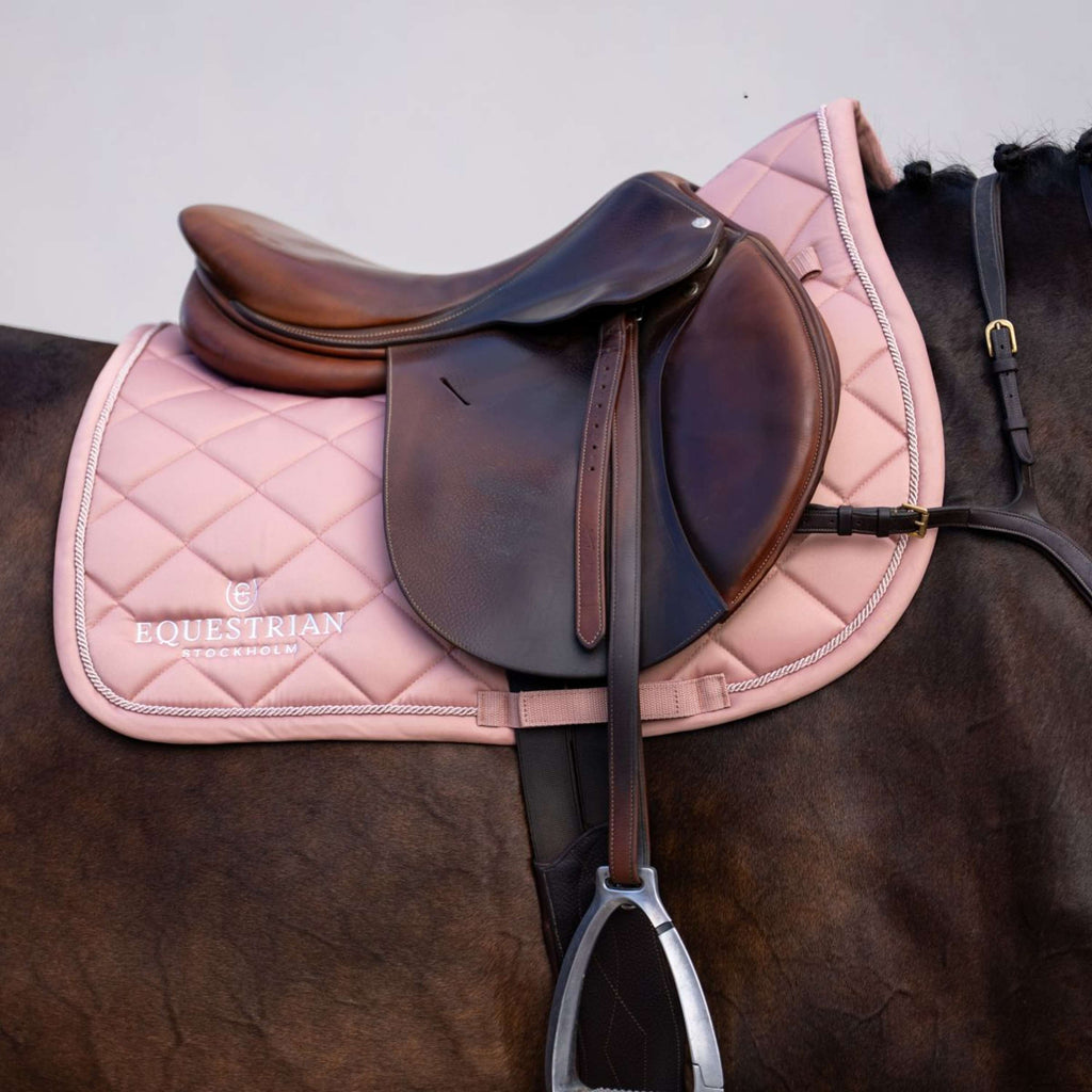 Equestrian Stockholm Schabracke Line Springen Rosa