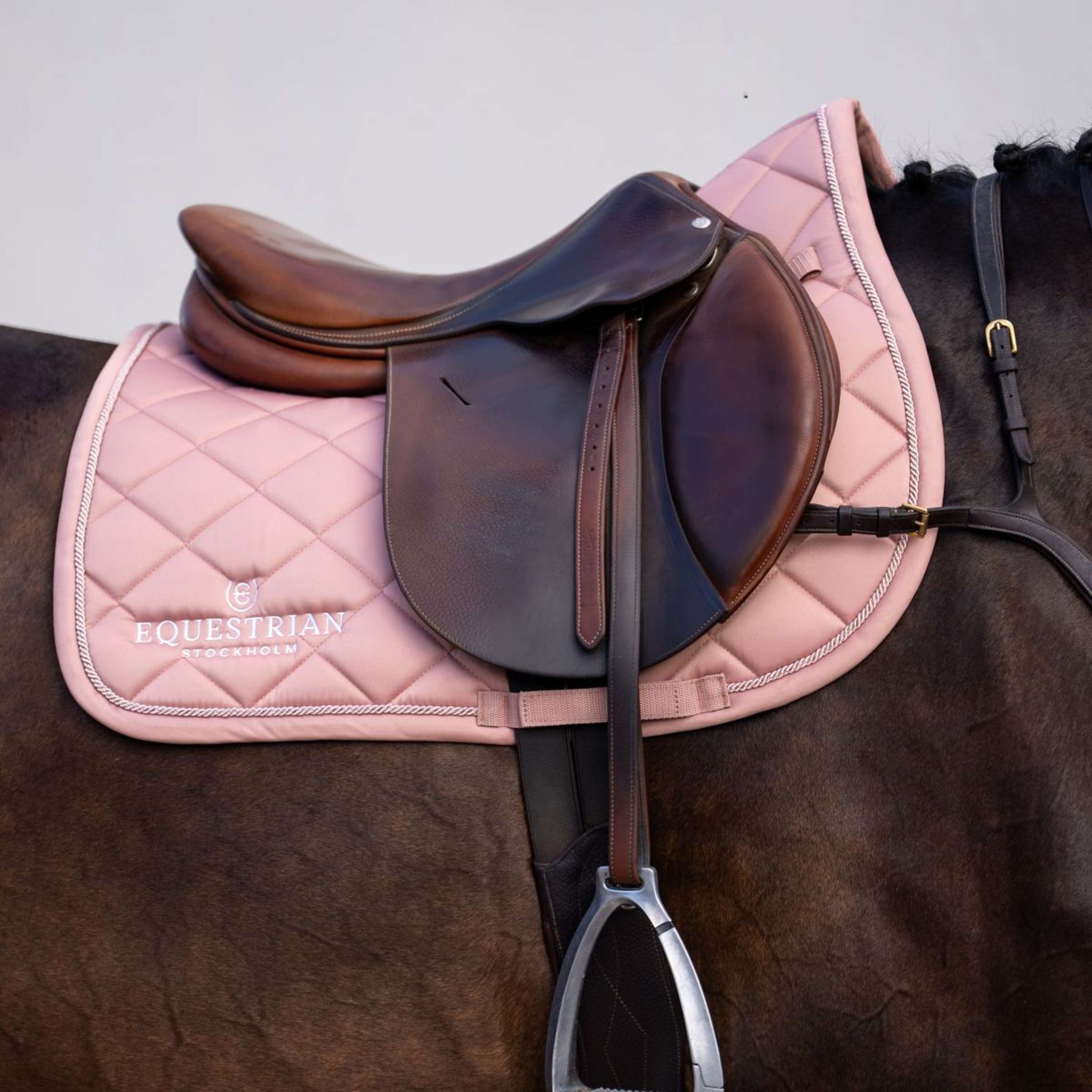 Equestrian Stockholm Schabracke Line Springen Rosa