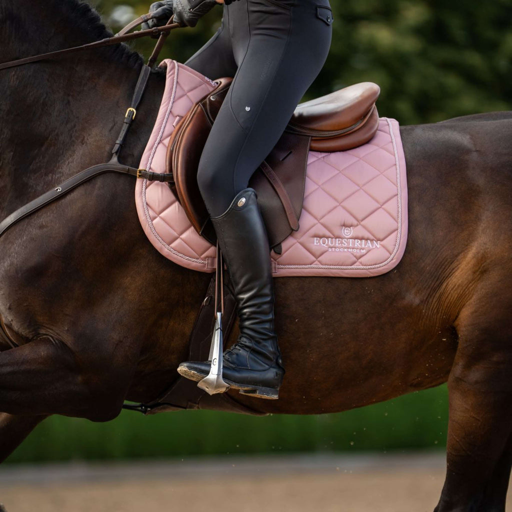 Equestrian Stockholm Schabracke Line Springen Rosa
