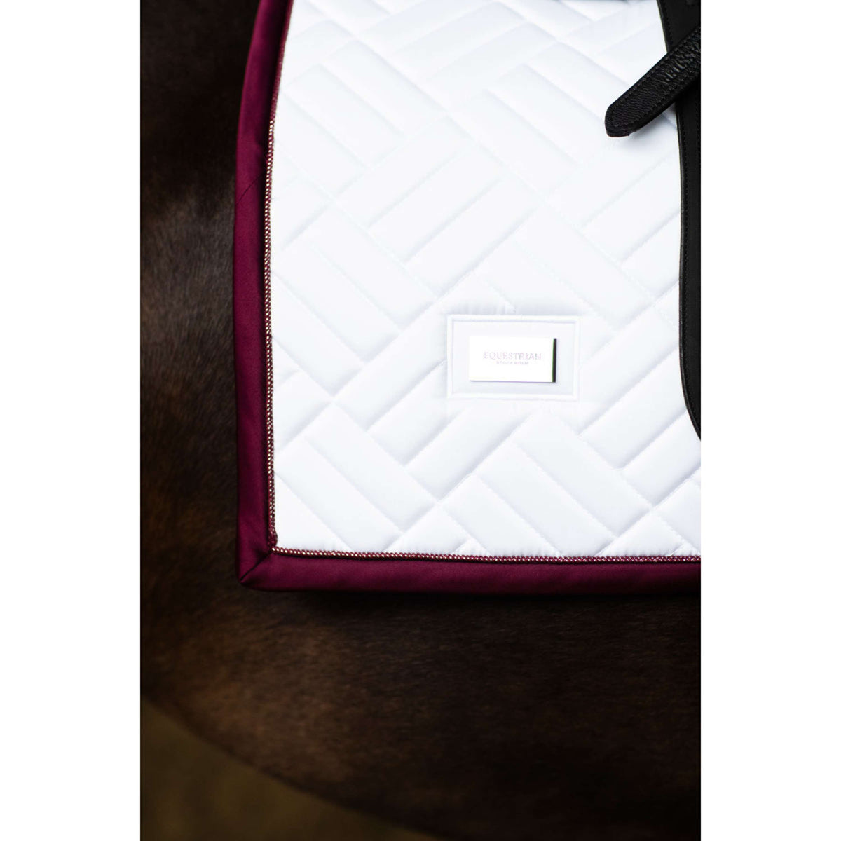 Equestrian Stockholm Schabracke Modern Dressur Weiß/Merlot