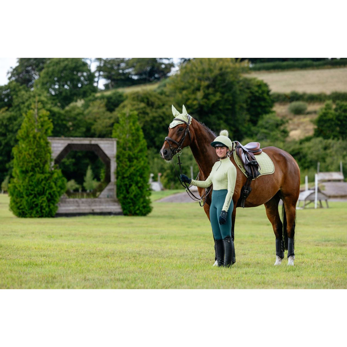 LeMieux Schabracke Suede Close Contact Square Springen Macaron
