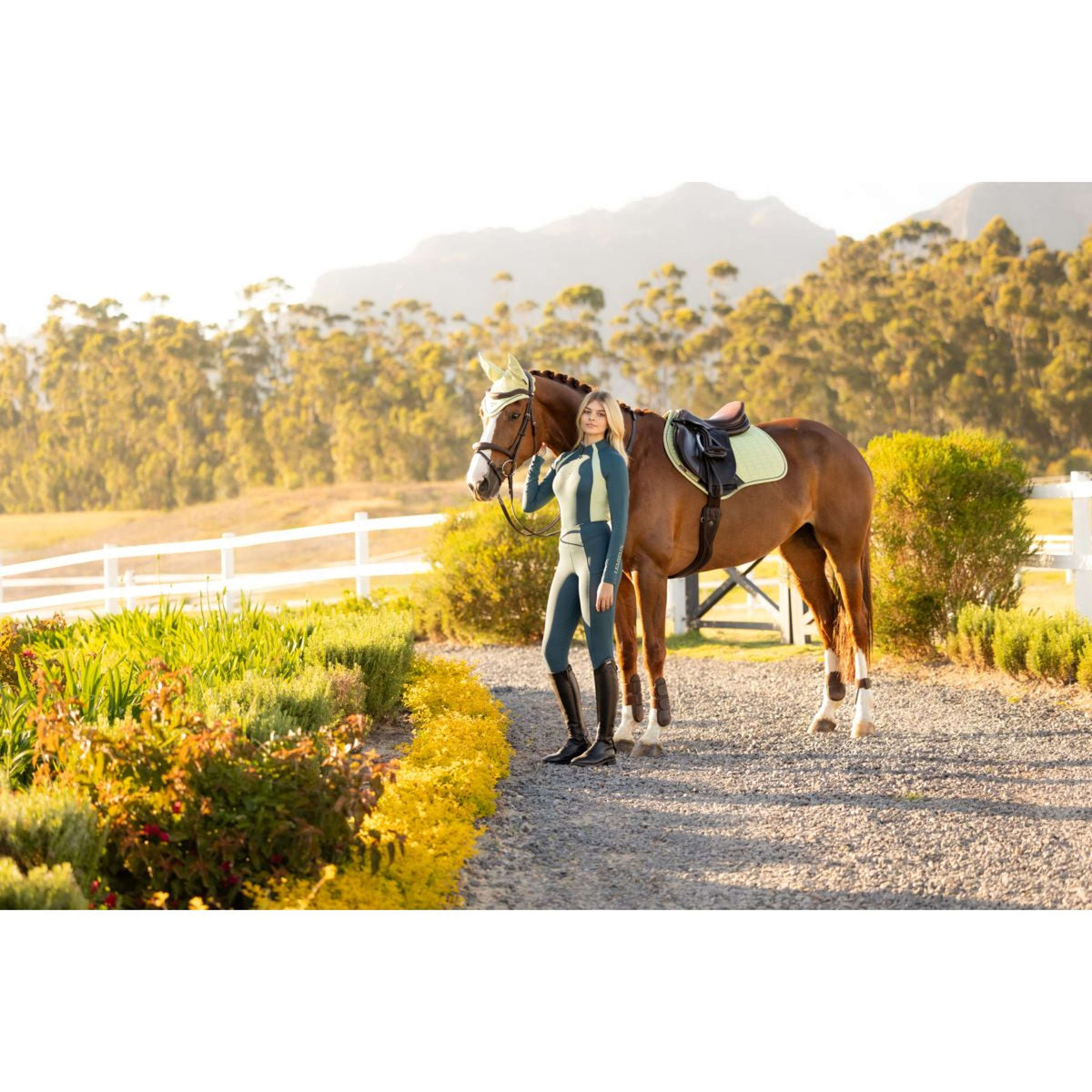 LeMieux Schabracke Suede Close Contact Square Springen Macaron