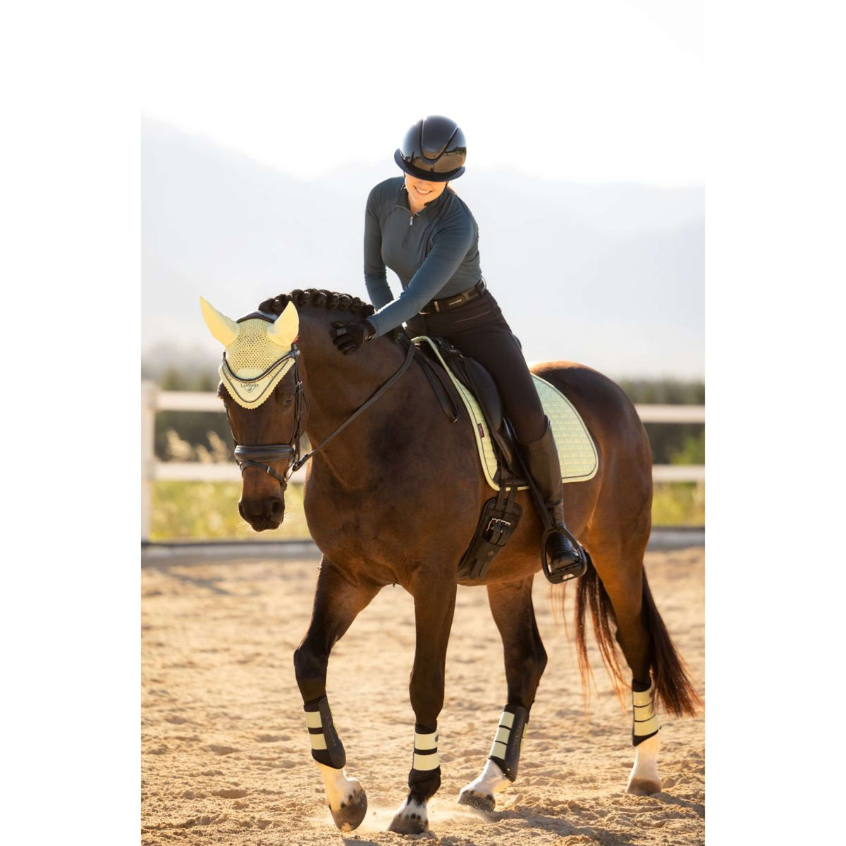 LeMieux Schabracke Suede Square Dressur Macaron