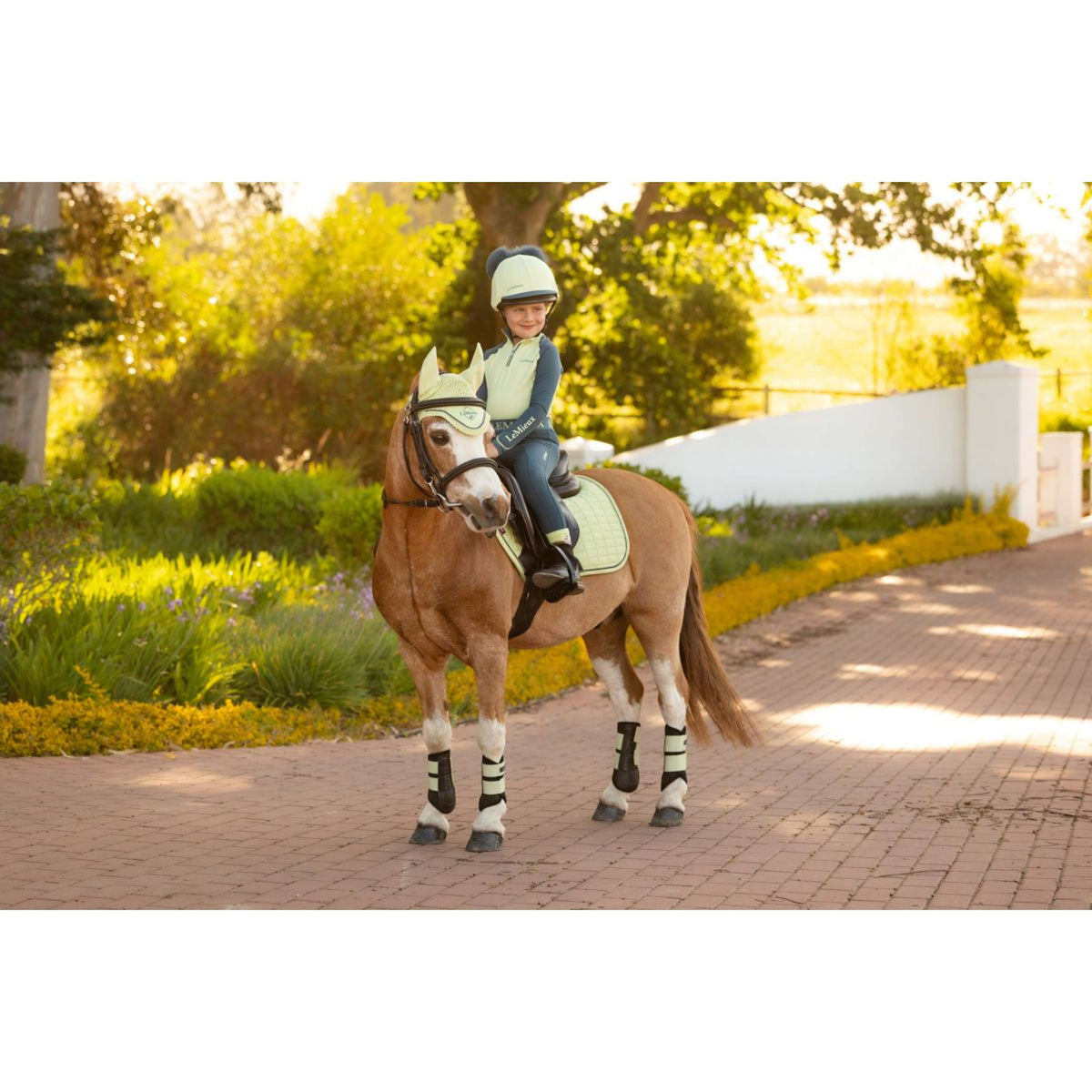LeMieux Schabracke Mini Suede Close Contact Square Springen Macaron