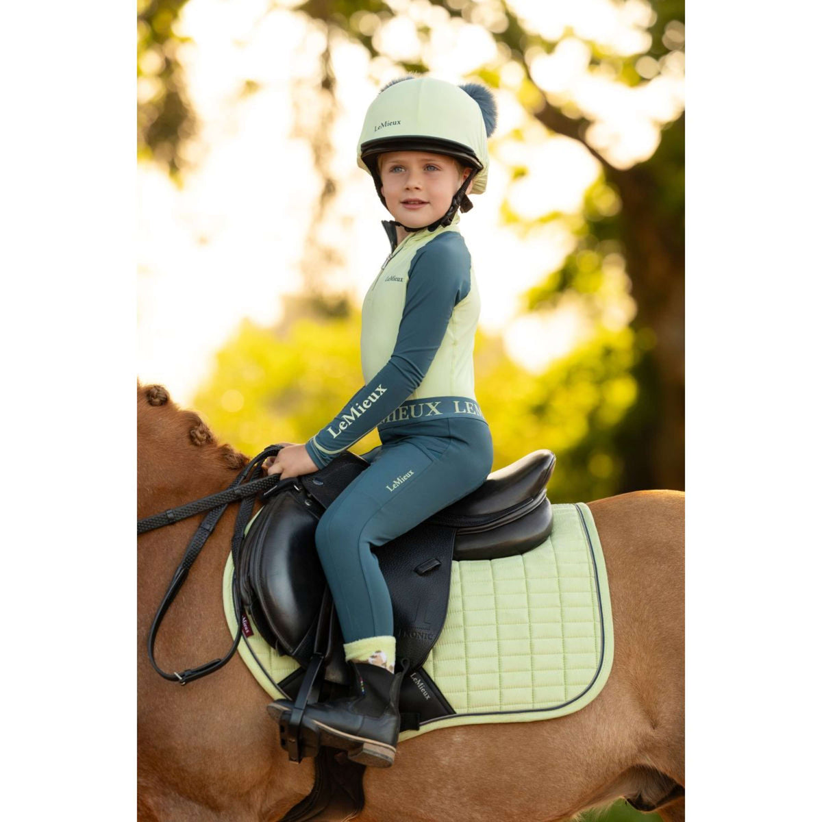 LeMieux Schabracke Mini Suede Close Contact Square Springen Macaron