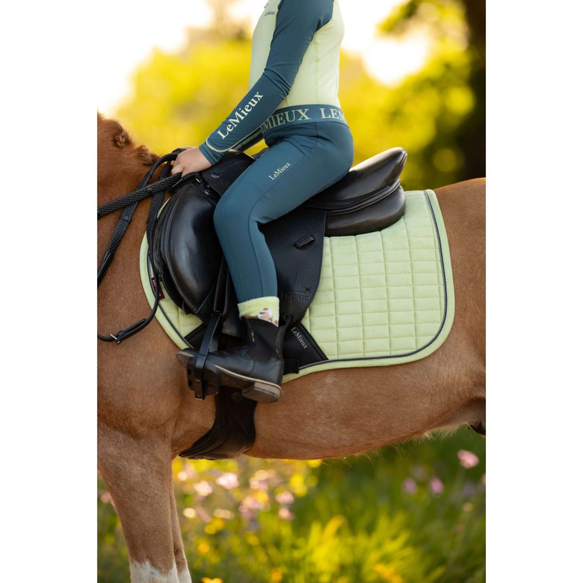 LeMieux Schabracke Mini Suede Close Contact Square Springen Macaron