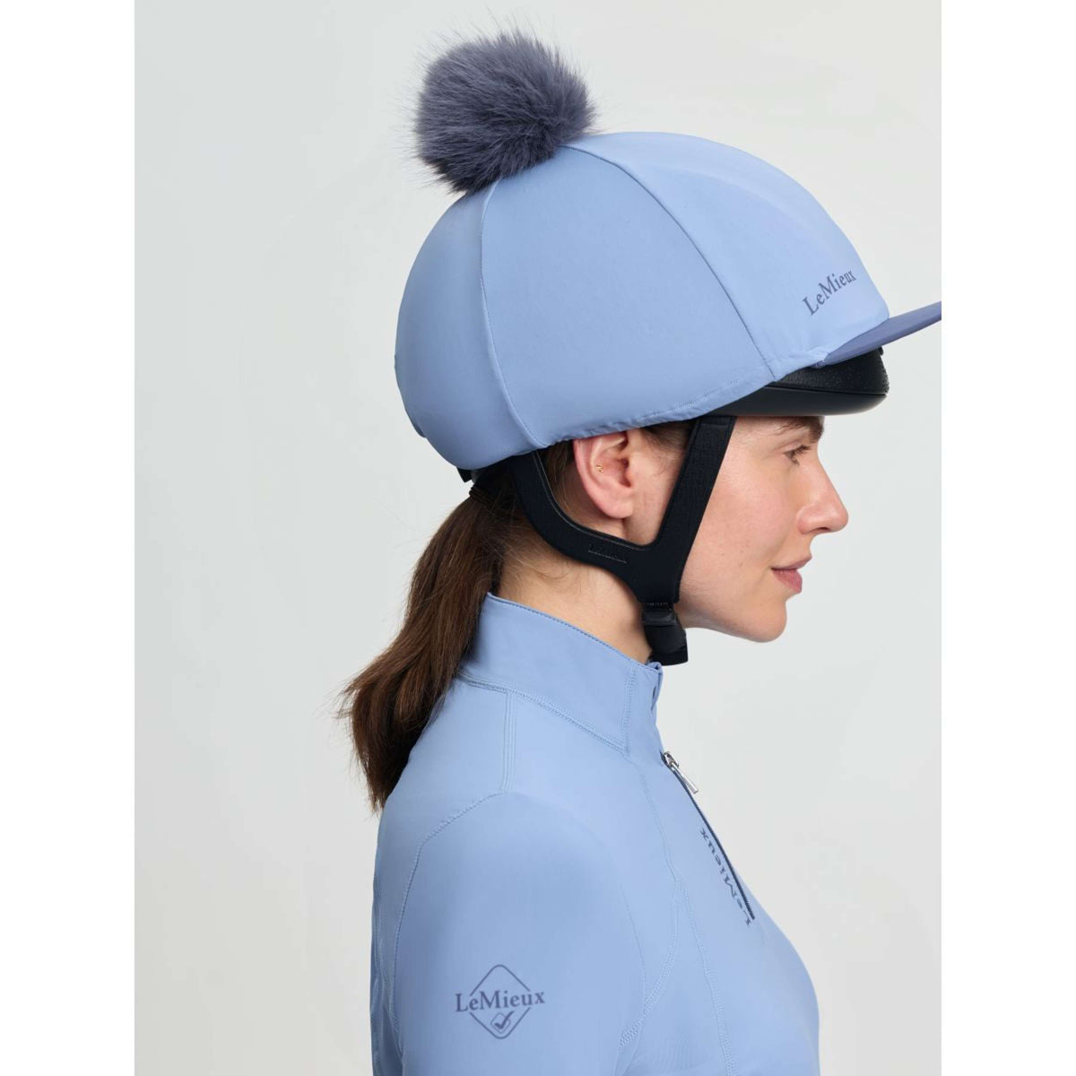 LeMieux Kappenabdeckung Classique Pom Powder Blue