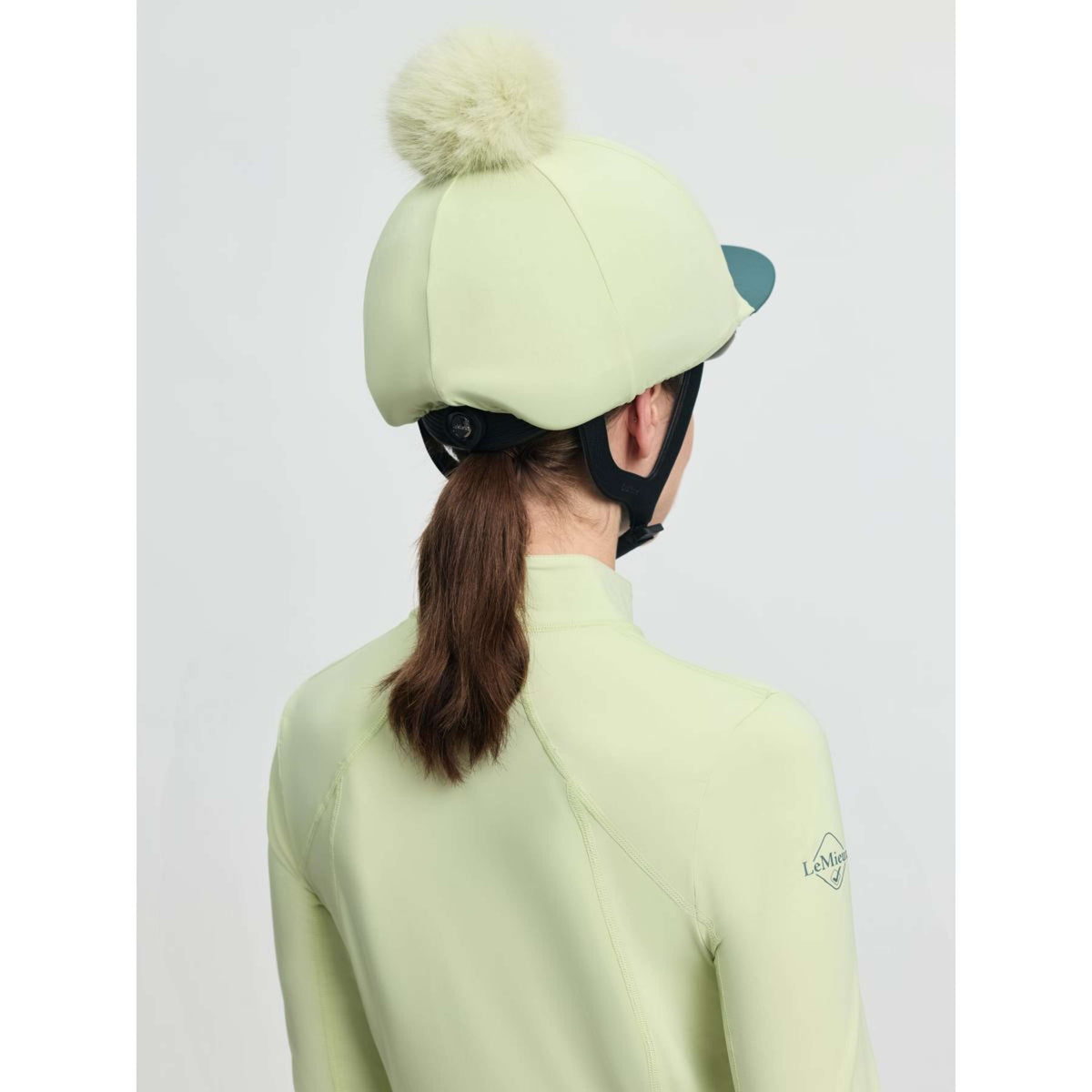 LeMieux Kappenabdeckung Classique Pom Macaron