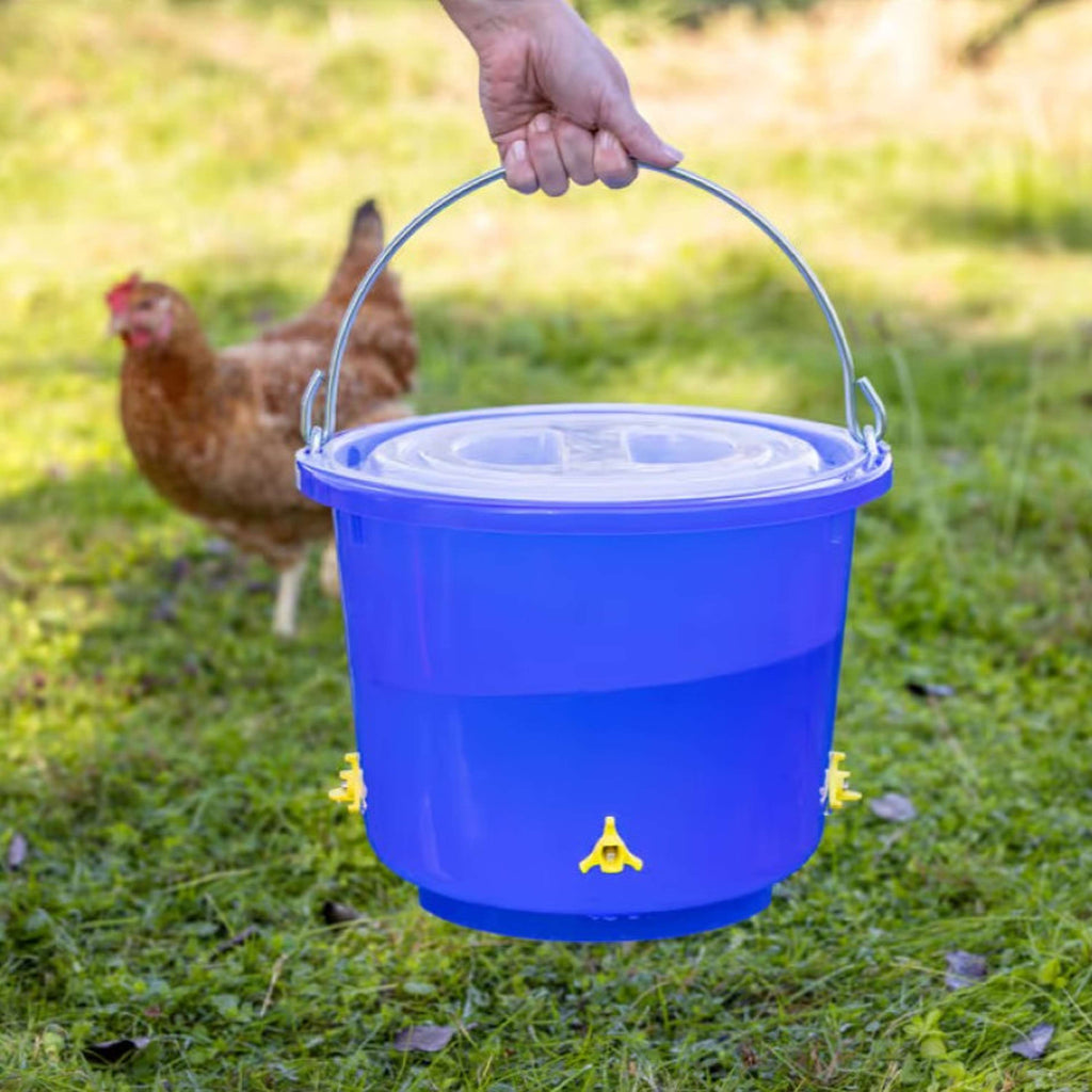 Kerbl Geflügel Trinkeimer mit 4 Tränkenippeln Blau