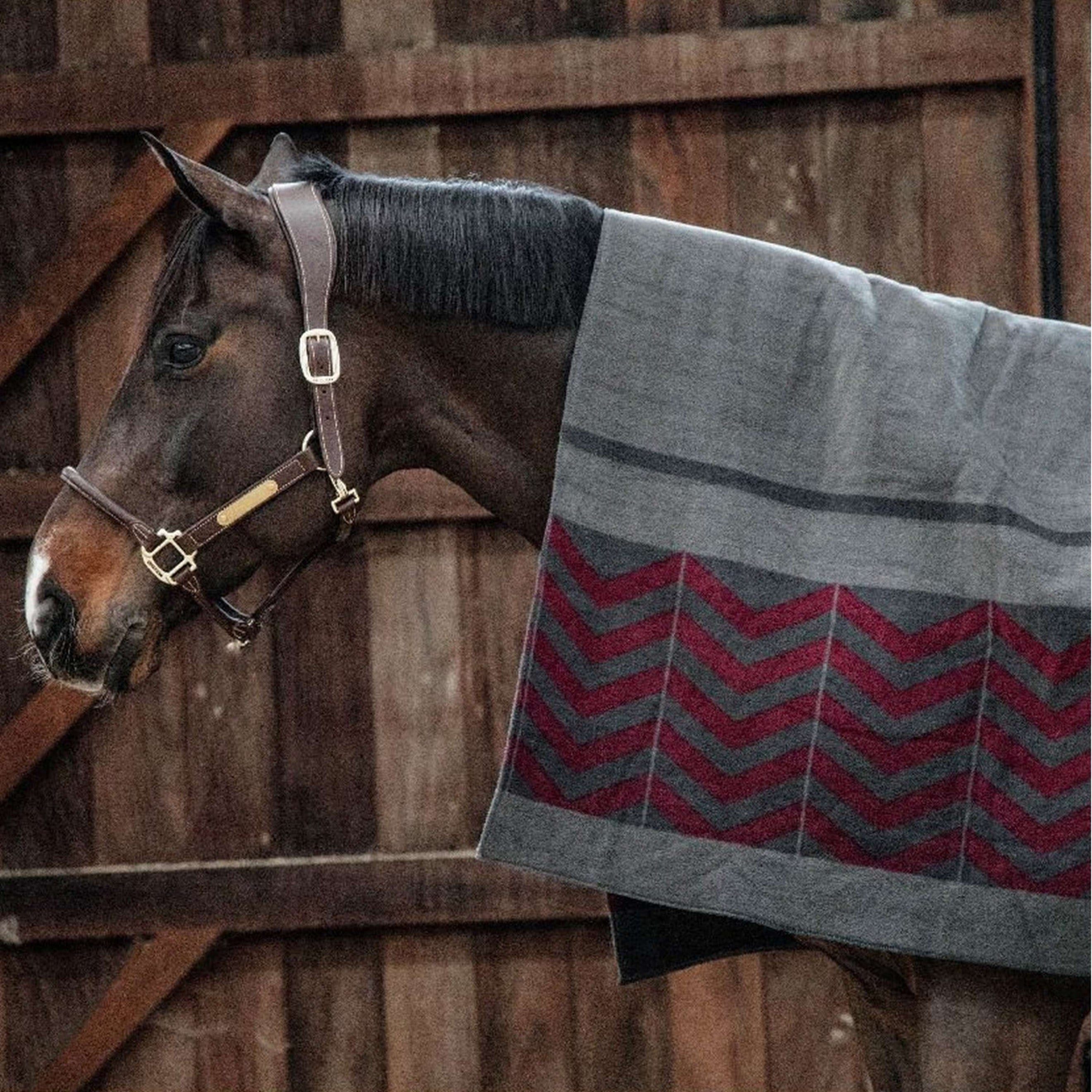 Kentucky Fleecedecke Heavy Square Fishbone Grau/Bordeaux Kentucky Fleecedecke Heavy Square Fishbone Grau/Bordeaux