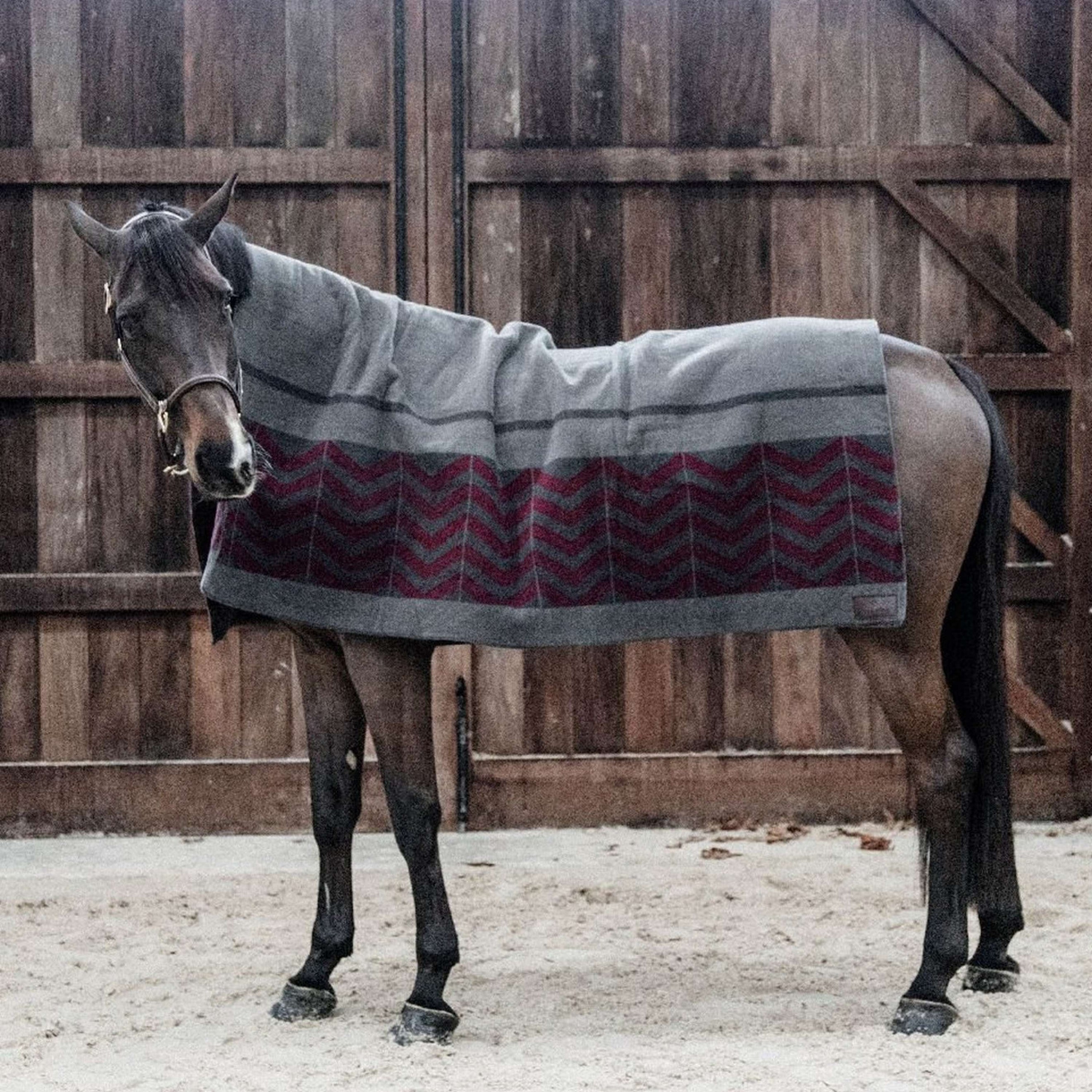 Kentucky Fleecedecke Heavy Square Fishbone Grau/Bordeaux Kentucky Fleecedecke Heavy Square Fishbone Grau/Bordeaux