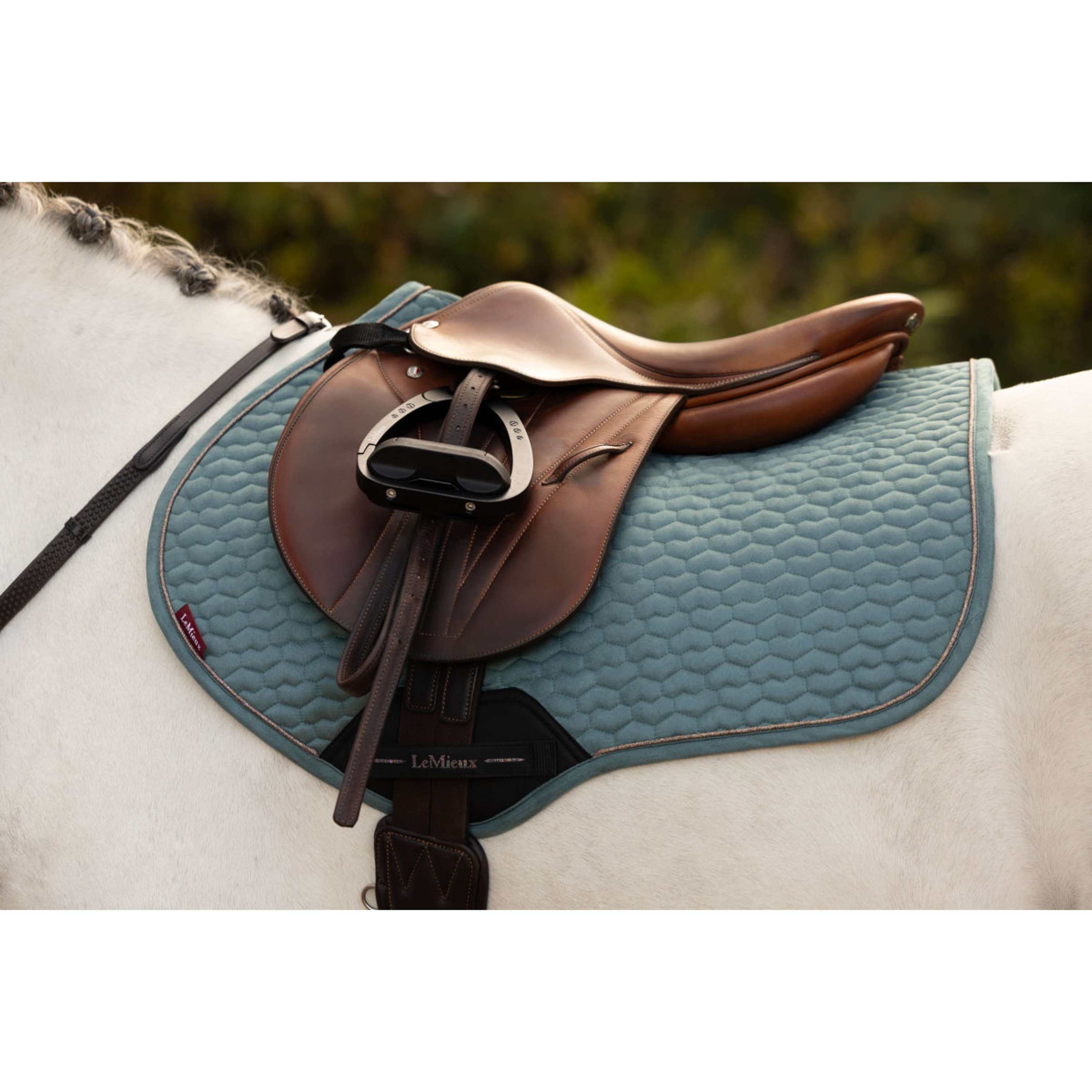 LeMieux Schabracke Suede Square Springen Aloe
