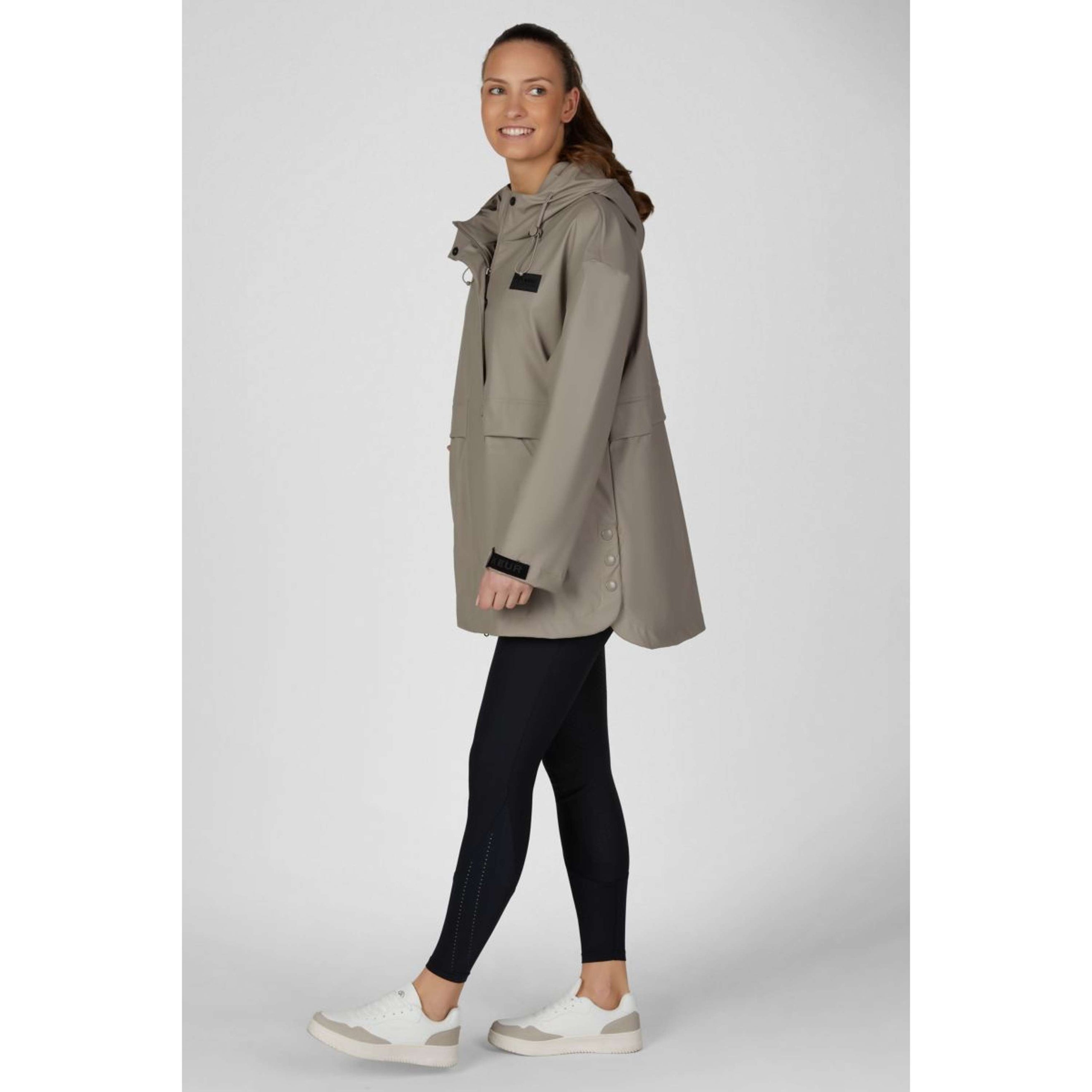 Pikeur Regenjacke Cape Athleisure AW26 Mocha Cream Pikeur Regenjacke Cape Athleisure AW26 Mocha Cream